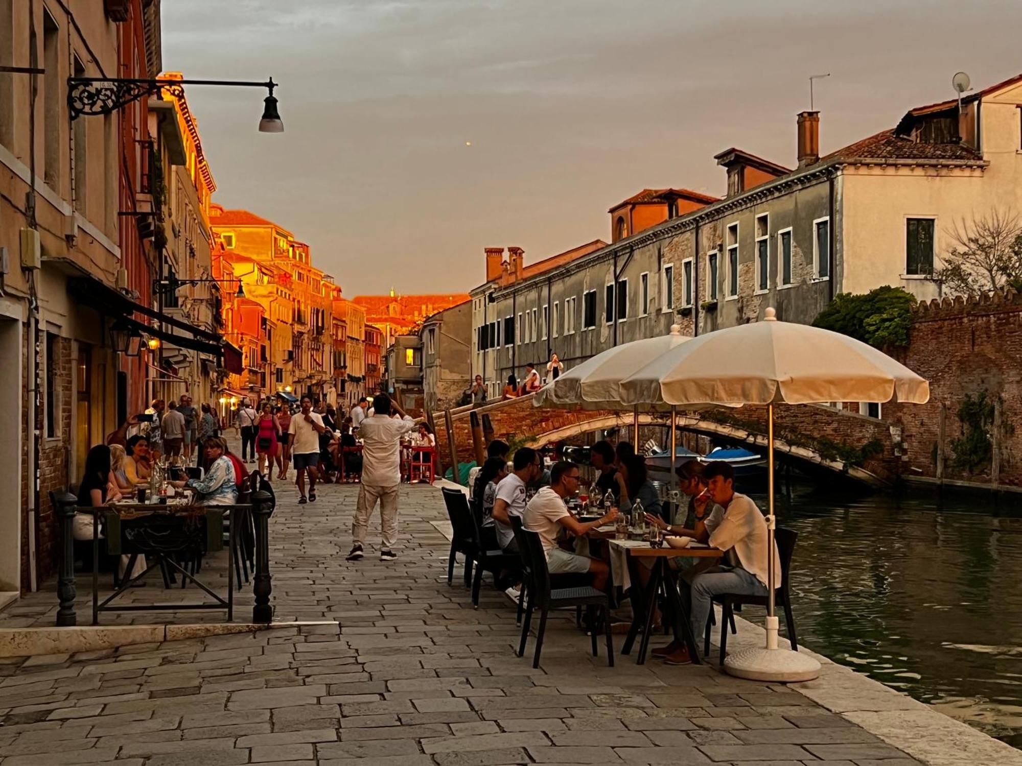 TINTORETTO 1 CON TERRAZZA SOPRA IL TETTO, 3 bagni, 3 grandi camere da letto, SUPER NUOVO Venezia Esterno foto
